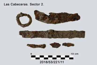 Elementos metálicos hallados en el campamento de Somosaguas. En el centro, el cuchillo.