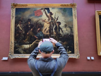 Un visitante del Louvre.