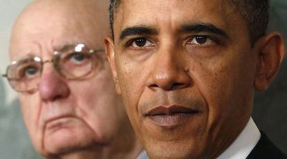El presidente Barak Obama presenta su  plan de reforma financiera flanqueado por su asesor económico Paul Volcker.