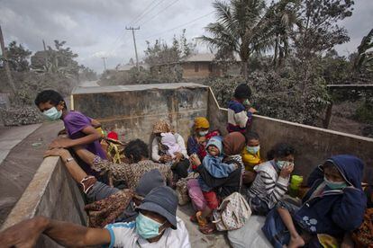 Policías y militares patrullan por la zona de riesgo para evacuar a los residentes que se resisten a abandonar sus casas. En la imagen, evacuados en la aldea de Payung en el norte de Sumatra (Indonesia).