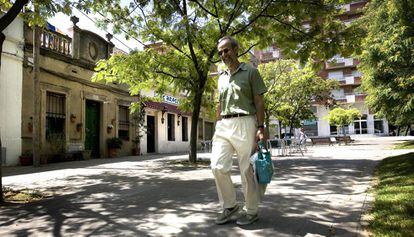 Un hombre pasea por les Corts.