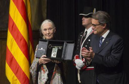 Jane Goodall mostra el Premi Internacional Catalunya davant els aplaudiments del president Mas.