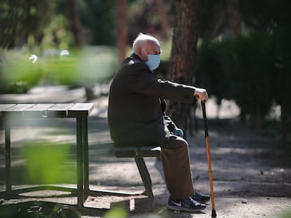 Un hombre en el parque El Calero, en Ciudad Lineal (Madrid), el 8 de mayo de 2020.