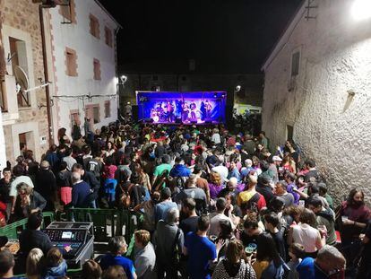 El grupo asturiano Salón Bombé toca en el festival Demanda Folk en 2019, en Tolbaños de Arriba, Burgos.