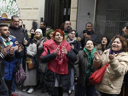 Activistas de la Plataforma de Afectados por la Hipoteca (PAH) concentrados Vallecas, para intentar evitar un deshaucio