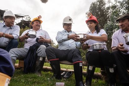 Gustavo Petro, comparte un almuerzo mientras se reune con los trabajadores mineros del municipio de Paipa, Boyacá, el 6 de Junio de 2022.