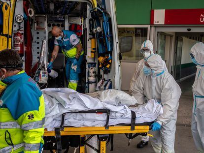 Traslado de un paciente desde el área de Urgencias del Hospital Infanta Leonor de Vallecas, en Madrid.