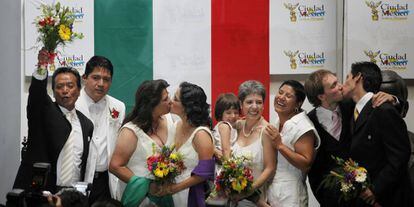 Imagen de los primeros matrimonios homosexuales en D.F., en marzo de 2010.