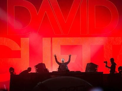 David Guetta, durante un momento de su actuaci&oacute;n ayer en el Barcelona Beach Festival. 