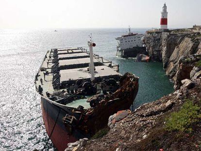 El carguero <i>Fedra,</i> el pasado miércoles, partido en dos en el extremo meridional de la colonia británica de Gibraltar, Punta Europa.