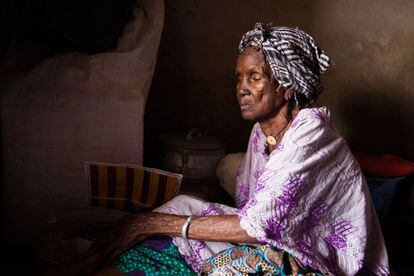 Haowa Barry, de casi 90 años, tuvo que desplazarse a Bamako desde el centro de Mali a consecuencia del conflicto.