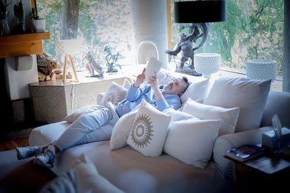 El cantante Miguel Bosé en su casa, en una imagen publicada en su cuenta de Instagram en 2021. 