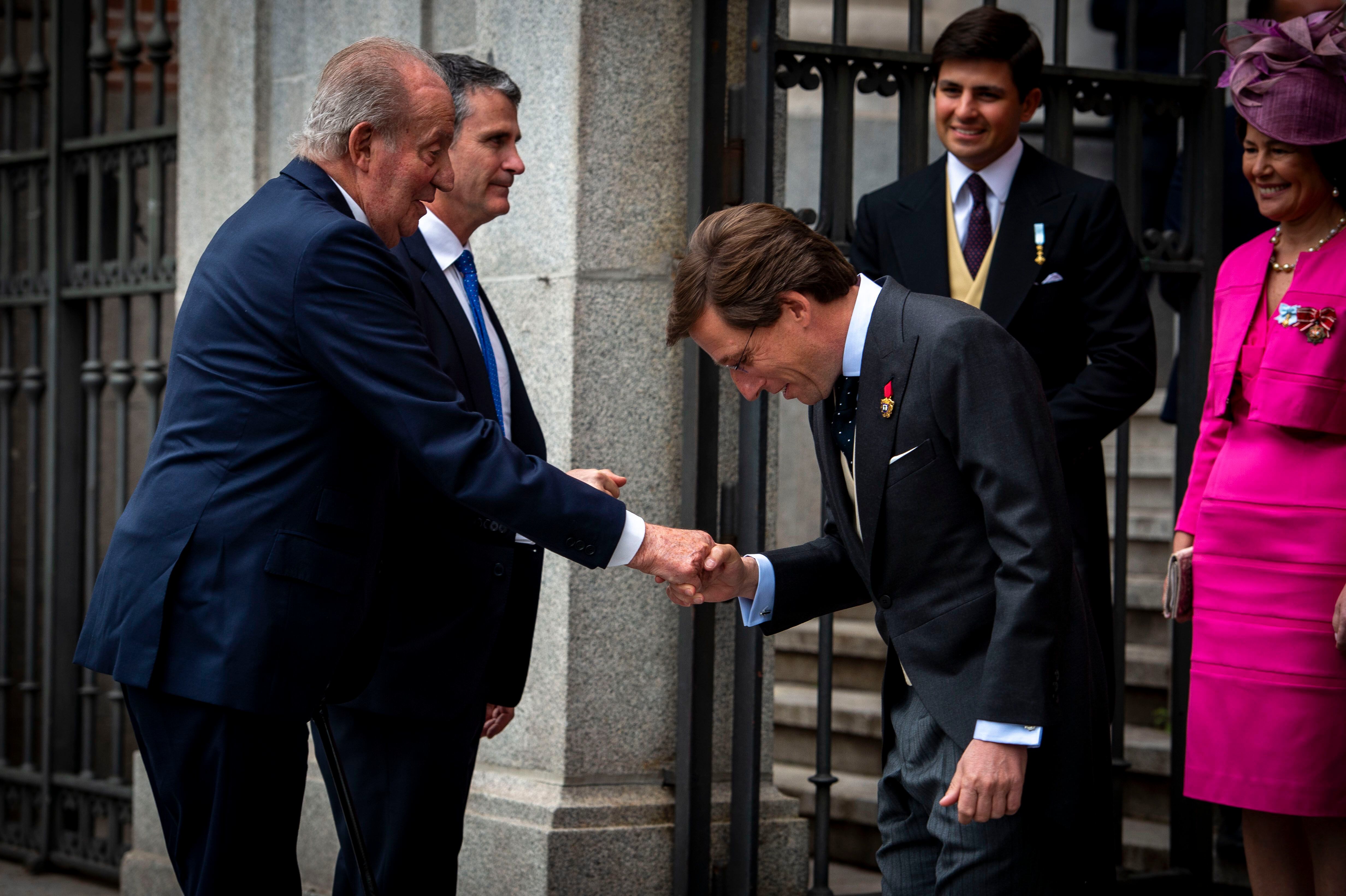 El rey emérito Juan Carlos I saludaba a José Luis Martínez-Almeida a su llegada a la iglesia de San Francisco de Borja, este sábado en Madrid. 