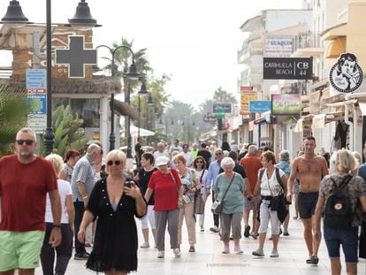 Turistas por el paseo marítimo de La Carihuela, en Torremolinos (Málaga), el pasado 19 de octubre.