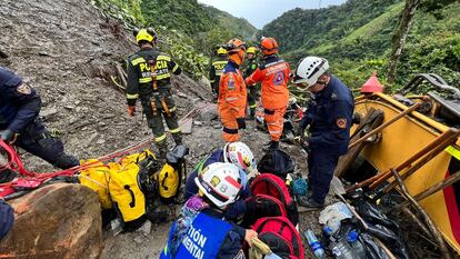 Equipos de rescate buscan víctimas tras un deslave en Pereira, en el departamento de la Risaralda (Colombia), el 5 de diciembre de 2022.