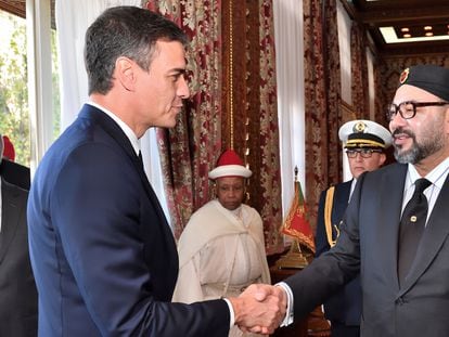 El presidente del Gobierno, Pedro Sánchez, durante una reunión en 2018 con el rey Mohamed VI de Marruecos en el Palacio Real de Rabat.