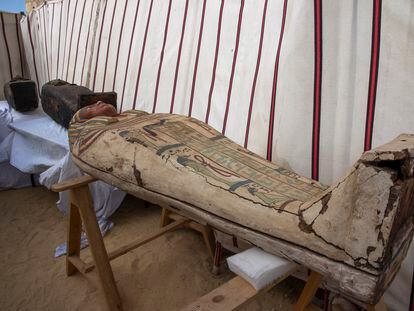 Uno de los ataúdes descubiertos por Zahi Hawass y su equipo en Saqqara.