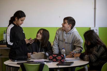 Alumnos de segundo de la ESO utilizan sus móviles durante un ejercicio en el Institut Escola Feixes (Terrassa).