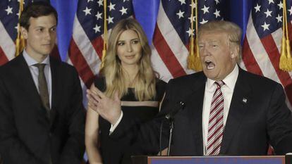 Donald Trump con su yerno Jared Kushner y su hija Ivanka
