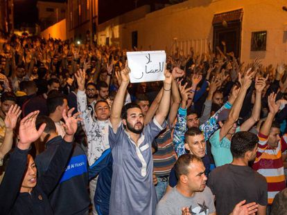 Manifestaci&oacute;n de j&oacute;venes en Alhucemas contra la pol&iacute;tica del Estado marroqu&iacute; en el Rif, el pasado 11 de junio.