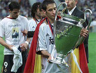 Raúl, con la Copa de Europa.