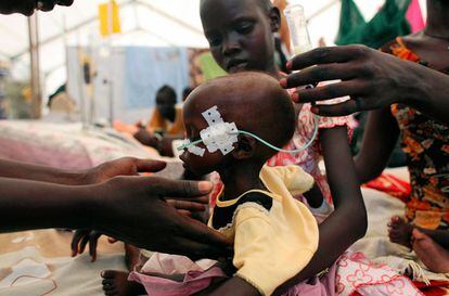 Una niña sudanesa es alimentada en un centro de deplazados en Malakal (Sudán del Sur). Más de un tercio de la población de Sudán del Sur, cuatro millones de personas, estarán al borde de la hambruna hacia finales de año al agravarse el conflicto en el país de más reciente creación del mundo, dijeron este martes responsables de la ONU.