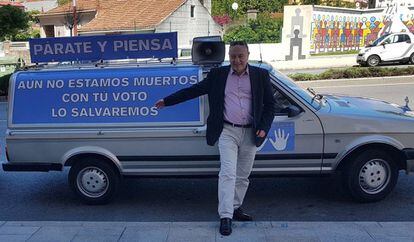 Gerardo Barciela, del partido Ciudadanos de Galicia (nada que ver con Rivera), pide el voto recorriendo Vigo con un coche fúnebre. 