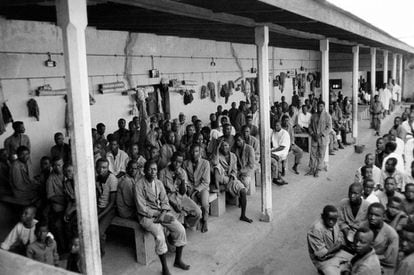 Imagen de noviembre de 1967. Prisioneros y civiles en el campo federal de Nakurdi, instalado en un teatro al aire libre em la ciudad de Enugu.