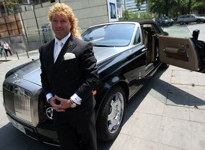 Farkas junto a su Rolls Royce.
