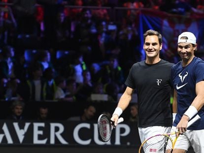 Federer y Nadal, durante el entrenamiento de este jueves en el O2 Arena de Londres.