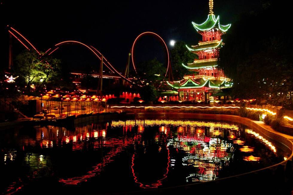 Vista nocturna de la famosa pagoda de Tivoli, inspirada en este tipo de edificios orientales.
