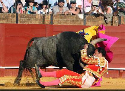 Pepín Liria, en el momento de ser cogido por su segundo toro, ayer en La Maestranza.