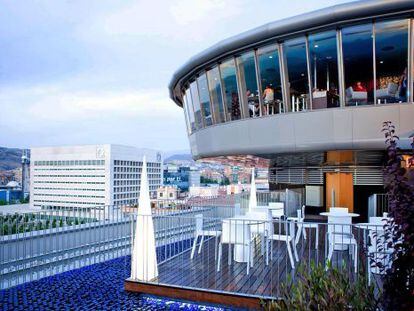 Salón y terraza de Panoramic 360, en Granada, el primer restaurante giratorio de España.
