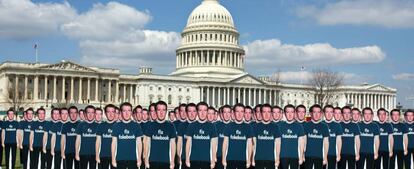 Protesta por la filtración de datos con recortes de cartón de Mark Zuckerberg en los exteriores del Capitolio en Washington.