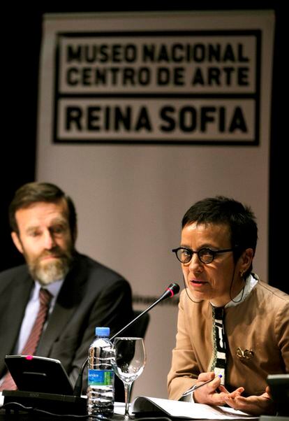 La subsecretaria del Ministerio de Cultura, Mercedes del Palacio, junto al presidente del Patronato del Museo Nacional Reina Sofía, Guillermo de la Dehesa, durante la rueda de prensa de hoy en Madrid.