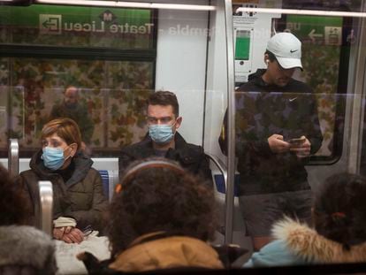 Pasajeros con mascarilla en el metro de Barcelona, antes de finalizar la obligatoriedad de llevarla.

Usuarios del metro de Barcelona con mascarillas.

Foto: Gianluca Battista