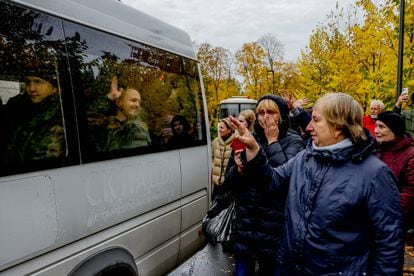 Un grupo de mujeres despide en Moscú, el pasado octubre, a reclutas rusos que parten hacia la guerra en Ucrania.
