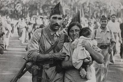 Un miliciano sale hacia el frente de Aragón acompañado de su mujer e hijo, en Barcelona, el 25 de junio de 1936.