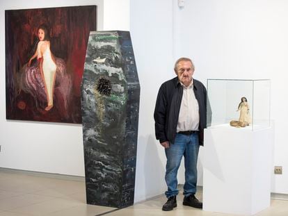 Francisco Peinado, este viernes en su exposición en El Portón, en Alhaurín de la Torre (Málaga), junto a sus obras 'La modelo', el sarcófago 'Los barcos' y la instalación 'Cuidadora de almas'.