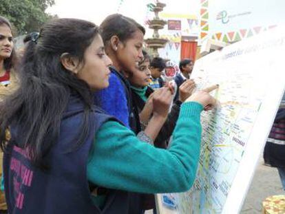 Jóvenes indias señalan en un mapa los puntos seguros e inseguros de Delhi.