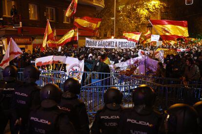 Manifestación en contra de la amnistía, cerca de la sede del PSOE, en Madrid.