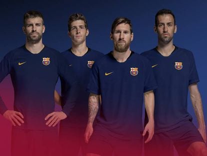 Piqué, Sergi Roberto, Messi y Busquets posan con el nuevo escudo del Barcelona.