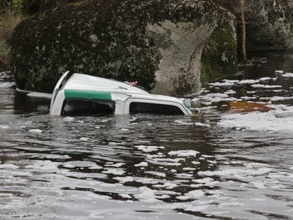 Vehículo del agente medioambiental, sumergido en el río del municipio de Villarino de los Aires (Salamanca), este miércoles.