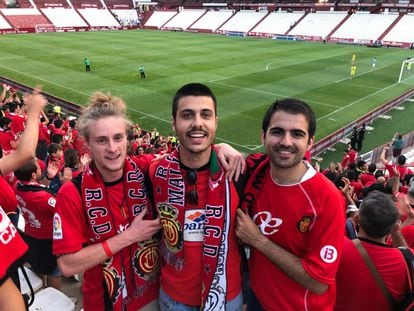 Miquel Angel Benassar, a la derecha, junto a sus amigos Biel y Marc, con los que siguió al RCD Mallorca durante las eliminatorias de ascenso a LaLiga Santander en junio de 2019.
