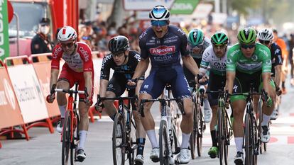 Jasper Philipsen celebra la victoria de la quinta etapa de La Vuelta, este miércoles entre Tarancón y Albacete.