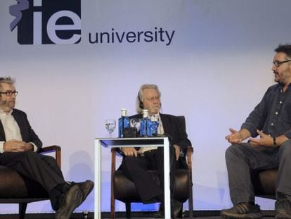 El escritor Antonio Mu&ntilde;oz Molina (i), junto al fil&oacute;sofo Anthony Clifford Grayling (c), conversan con el fundador y director del Hay Festival, Peter Florence, sobre la &eacute;tica y la filosof&iacute;a en el mundo actual que se celebra en Segovia.
 