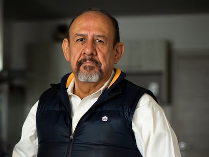 El abogado Daniel García posa para una foto en su casa de Tlanepantla, Estado de México, el 25 de agosto.
