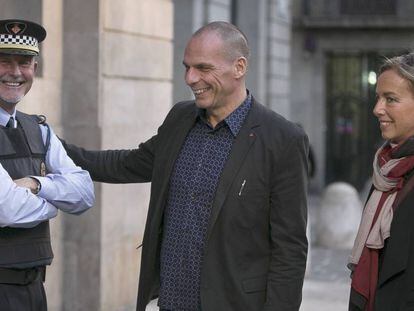 Varoufakis y su mujer en Barcelona, en octubre pasado.