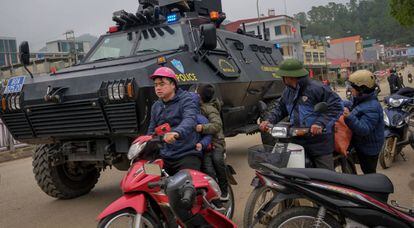 Un vehículo militar patrulla este domingo los alrededores de la estación ferroviaria de la ciudad de Lang Song.