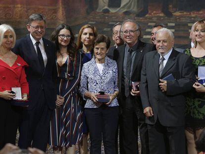 El presidente Ximo Puig, con los premiados por la Generalitat este 9 d'Octubre.